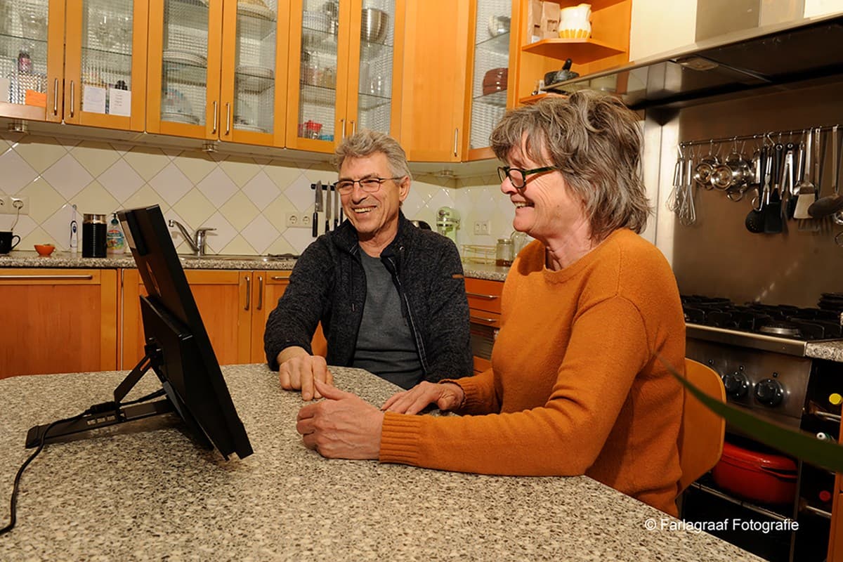 BrainTrainerPlus 20-inch touchscreen in gebruik op een dagbesteding